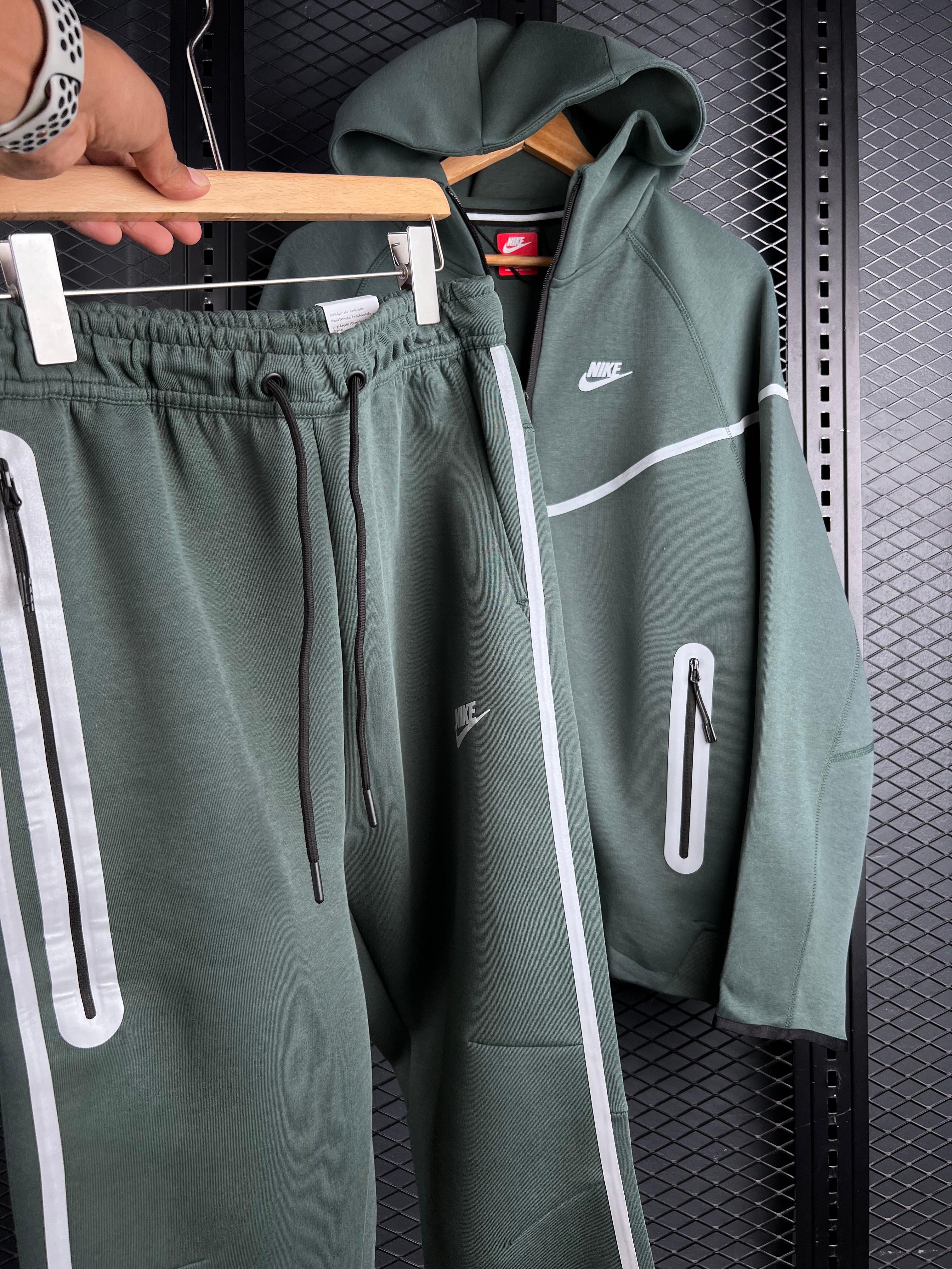NIKE TECH FLEECE TRACKSUIT