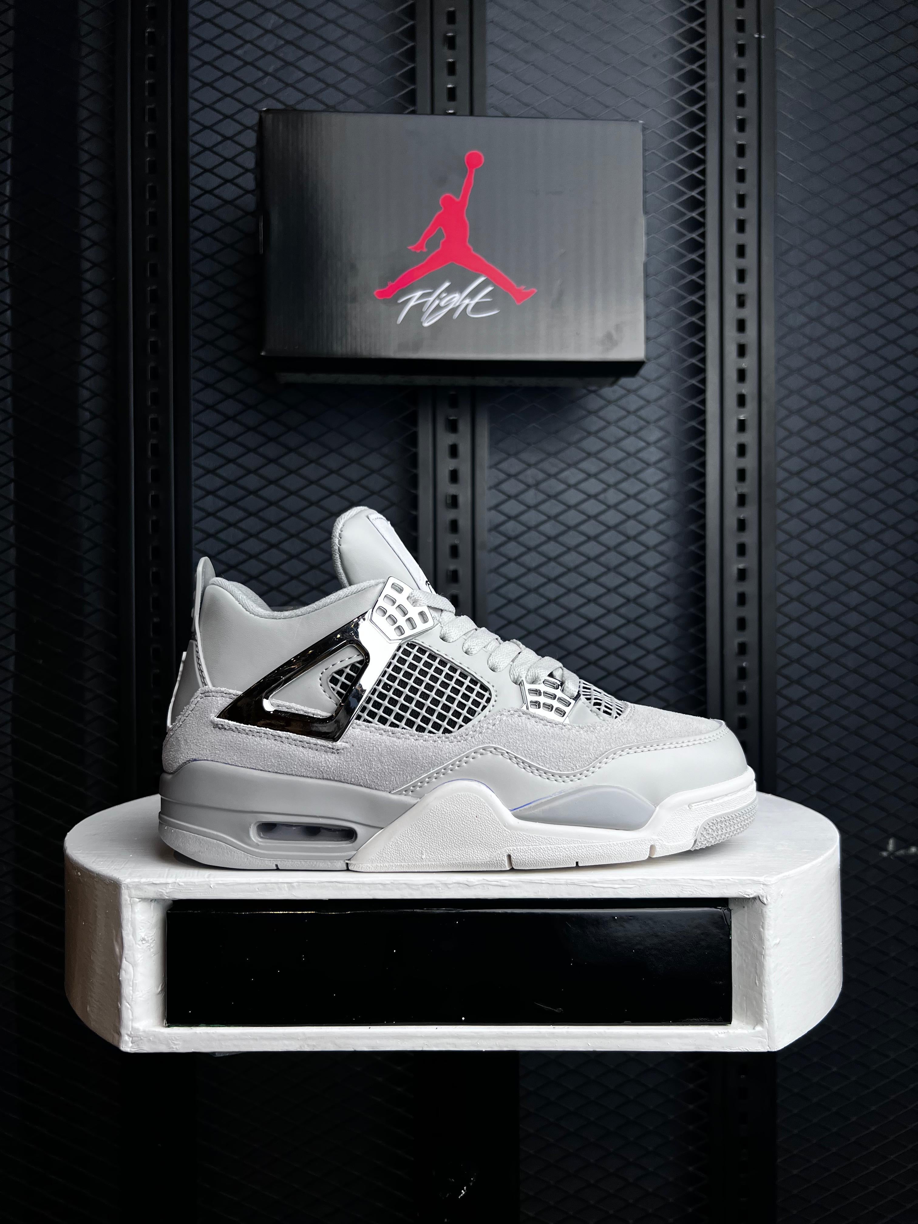 AIR JORDAN 4 RETRO MOMENTS