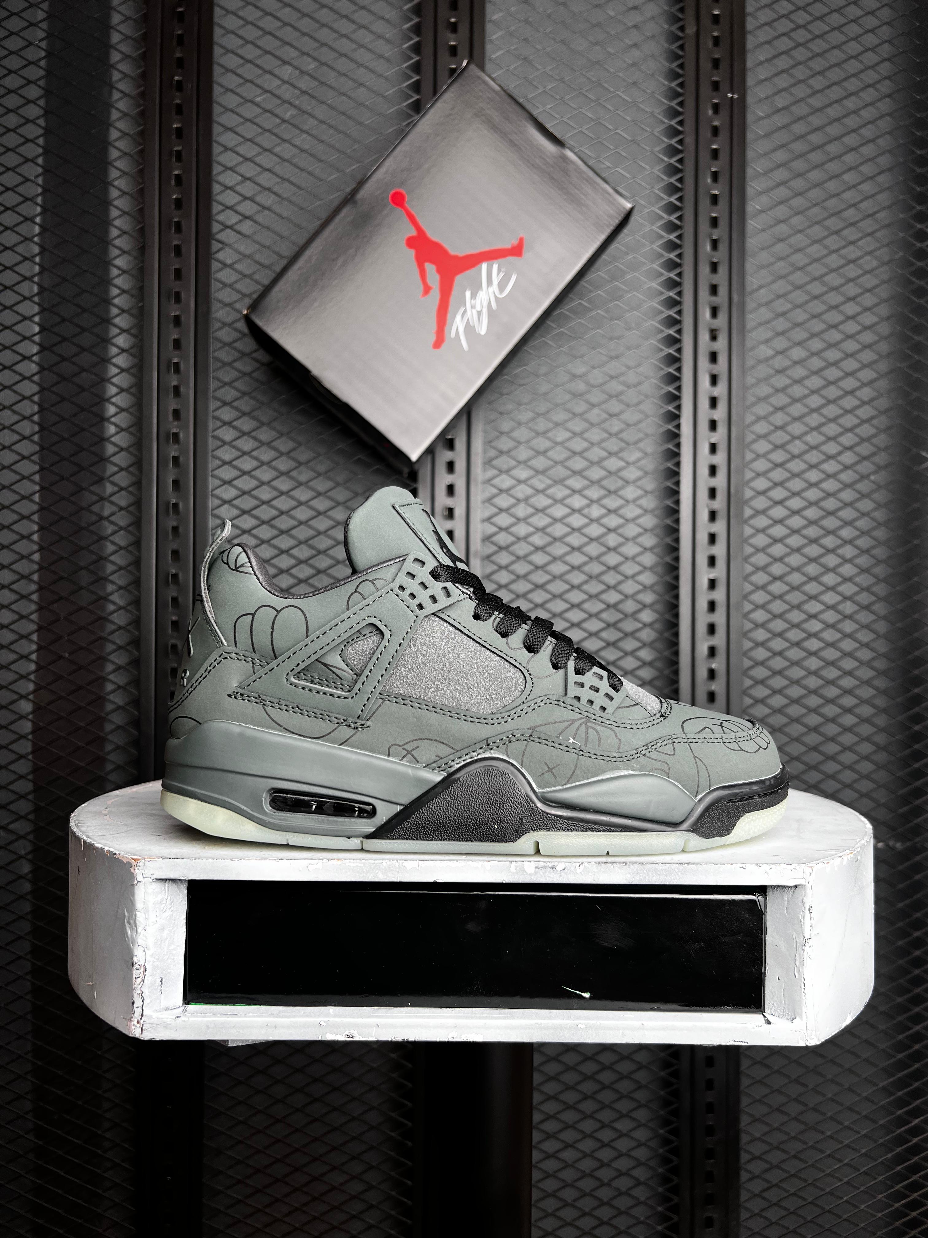 AIR JORDAN RETRO 4 KAWS