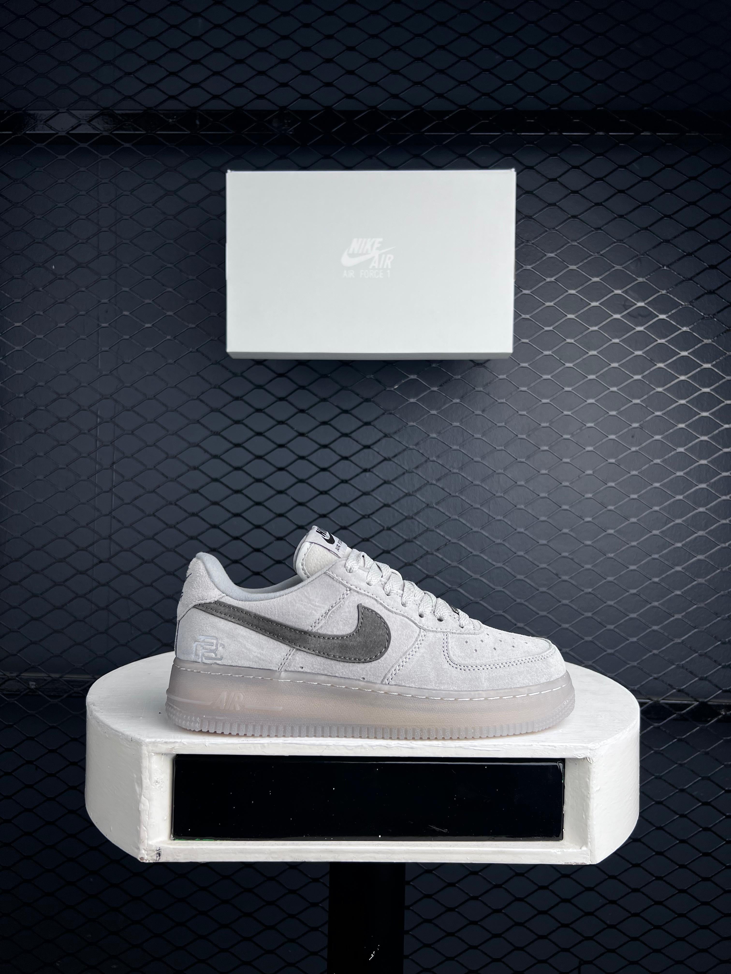 NIKE AIR FORCE 1 LOW X REIGNING CHAMP GRAY SNEAKER