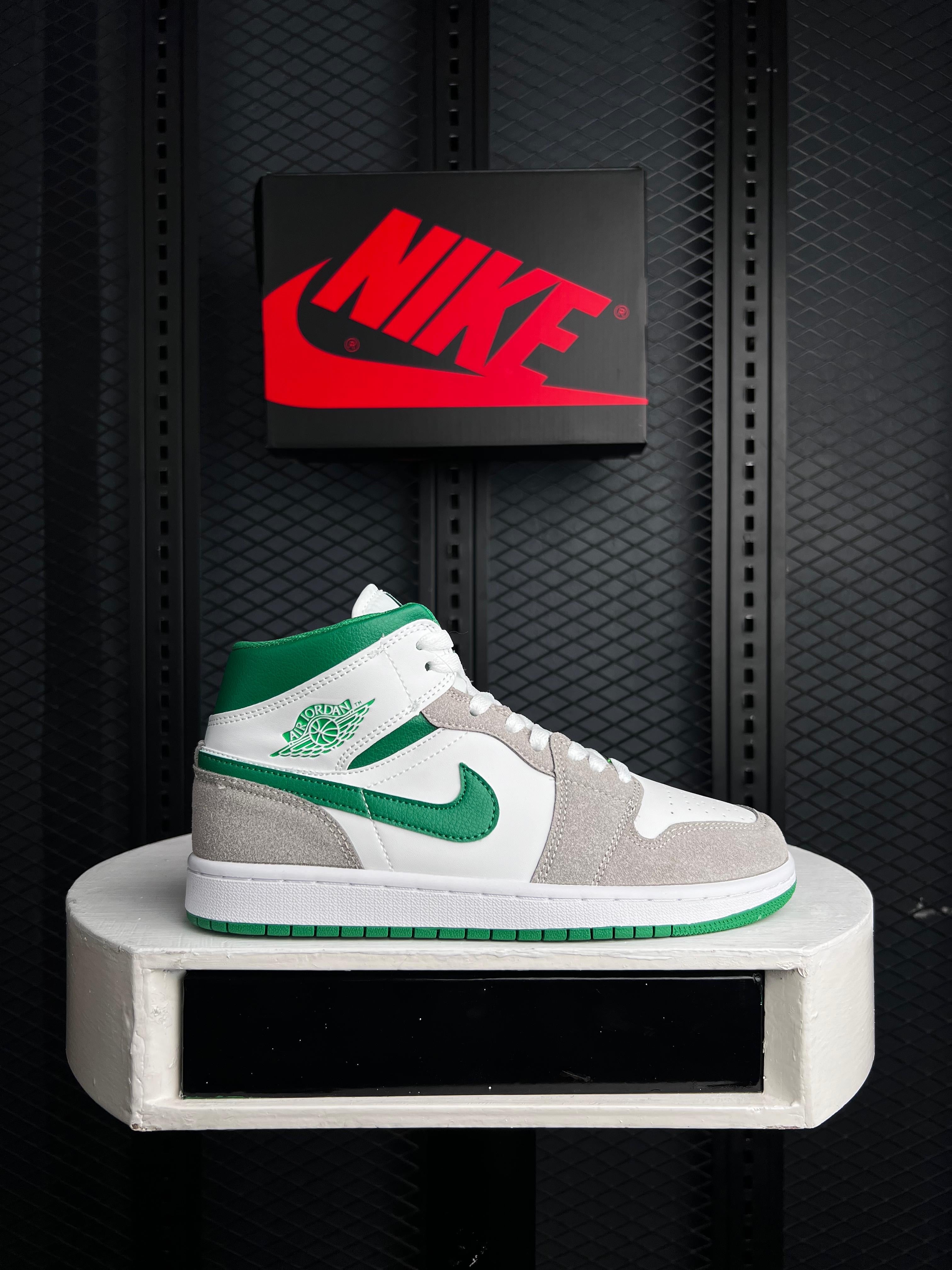 AIR JORDAN 1 MID SE GREY PINE SNEAKER