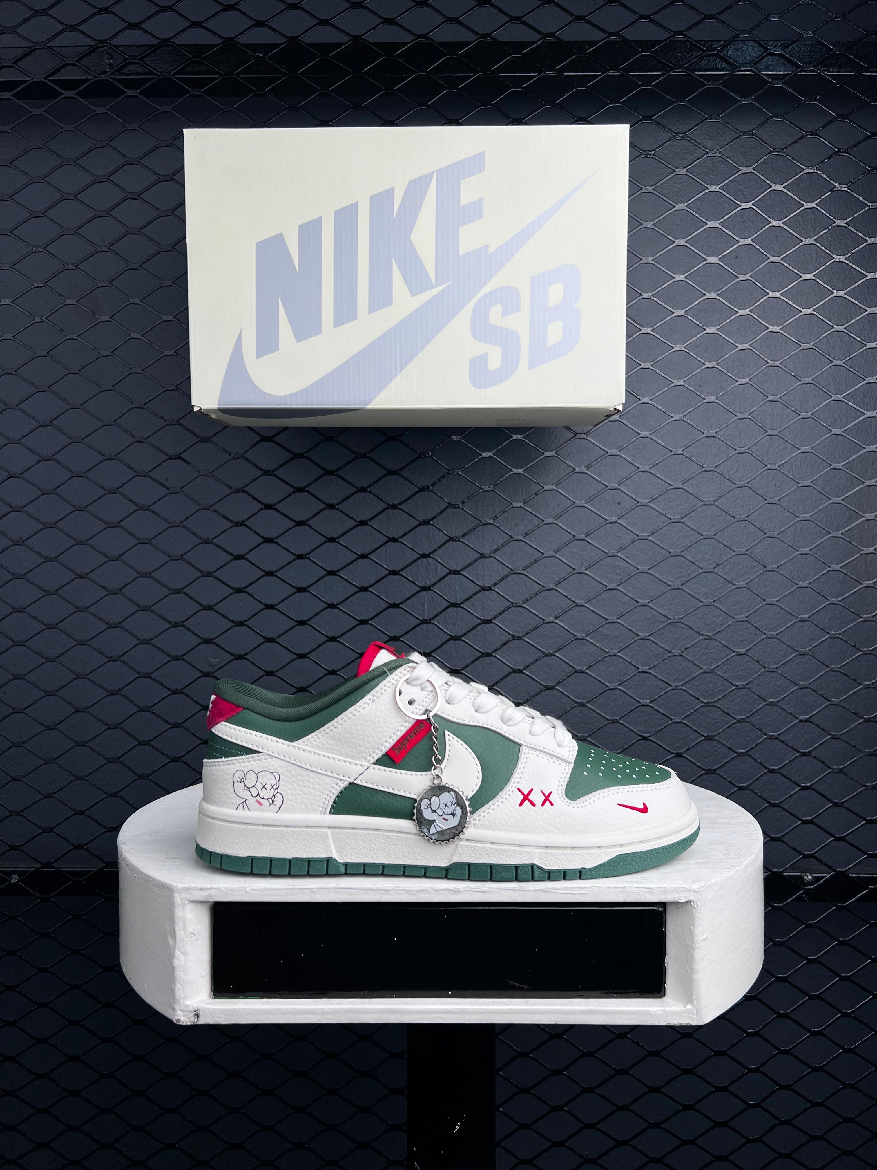 NIKE SB DUNK LOW “KAWS”