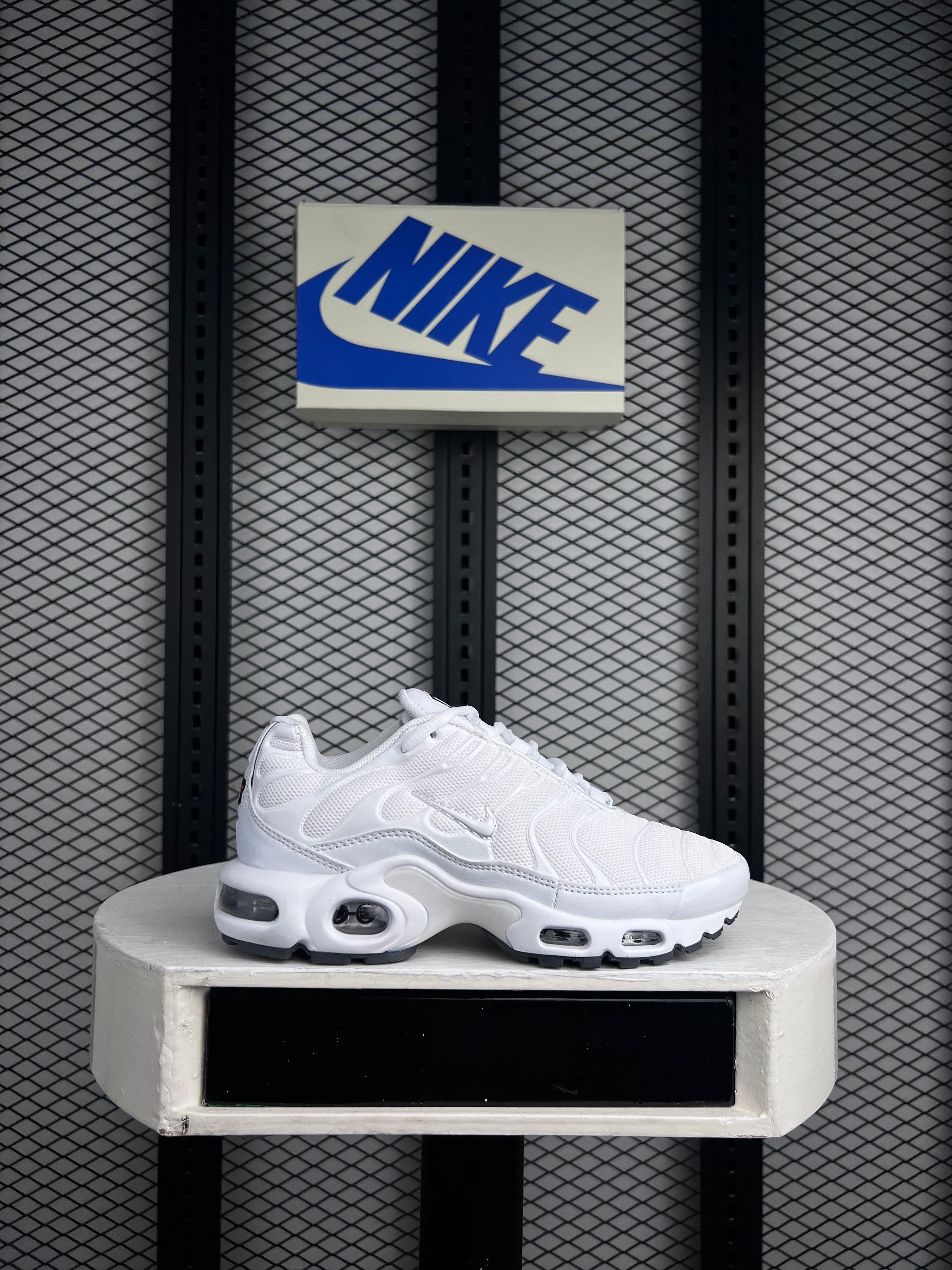 NIKE AIR MAX PLUS “TRIPLE WHITE”