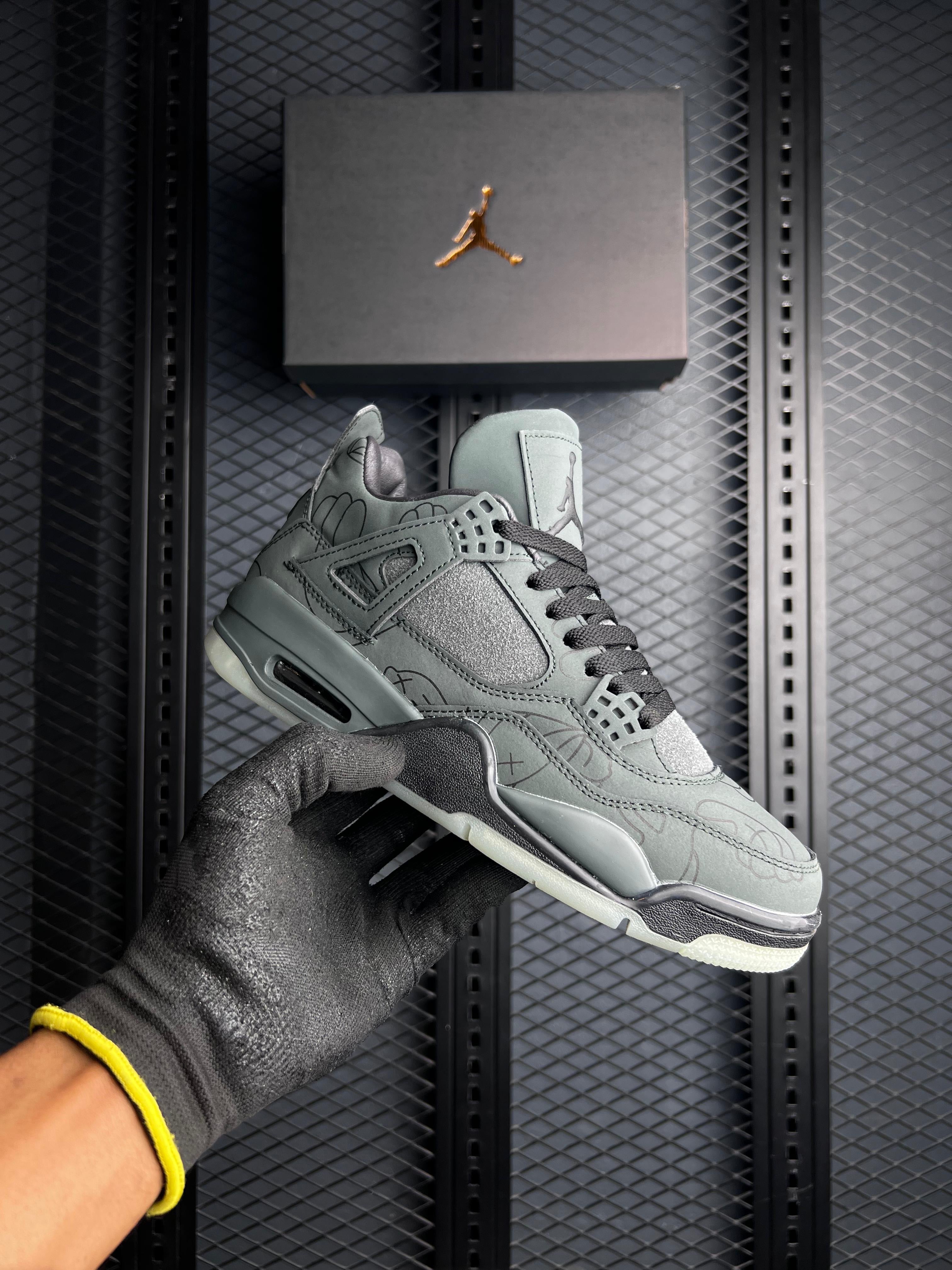 AIR JORDAN RETRO 4 KAWS