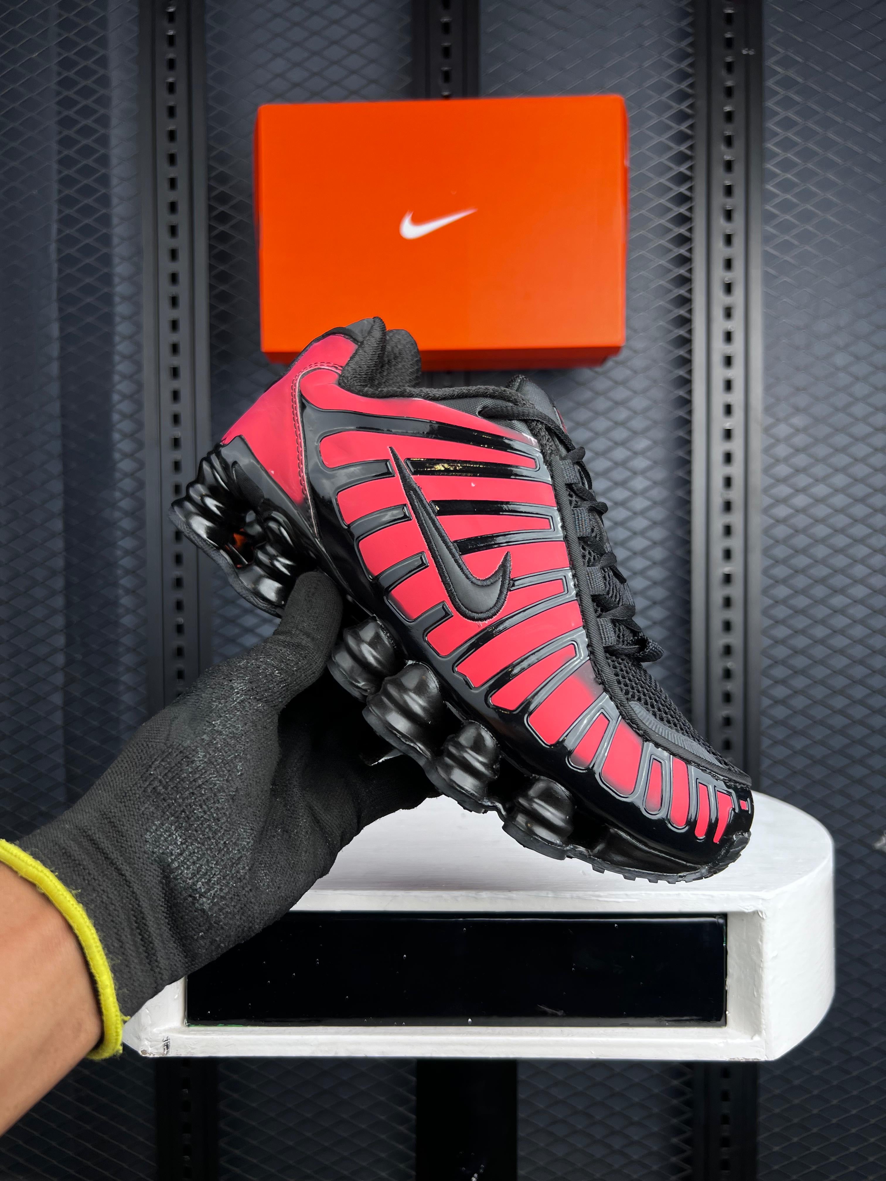 NIKE SHOX TL THERMOREACTIVE RED & BLACK COLOUR CHANGE