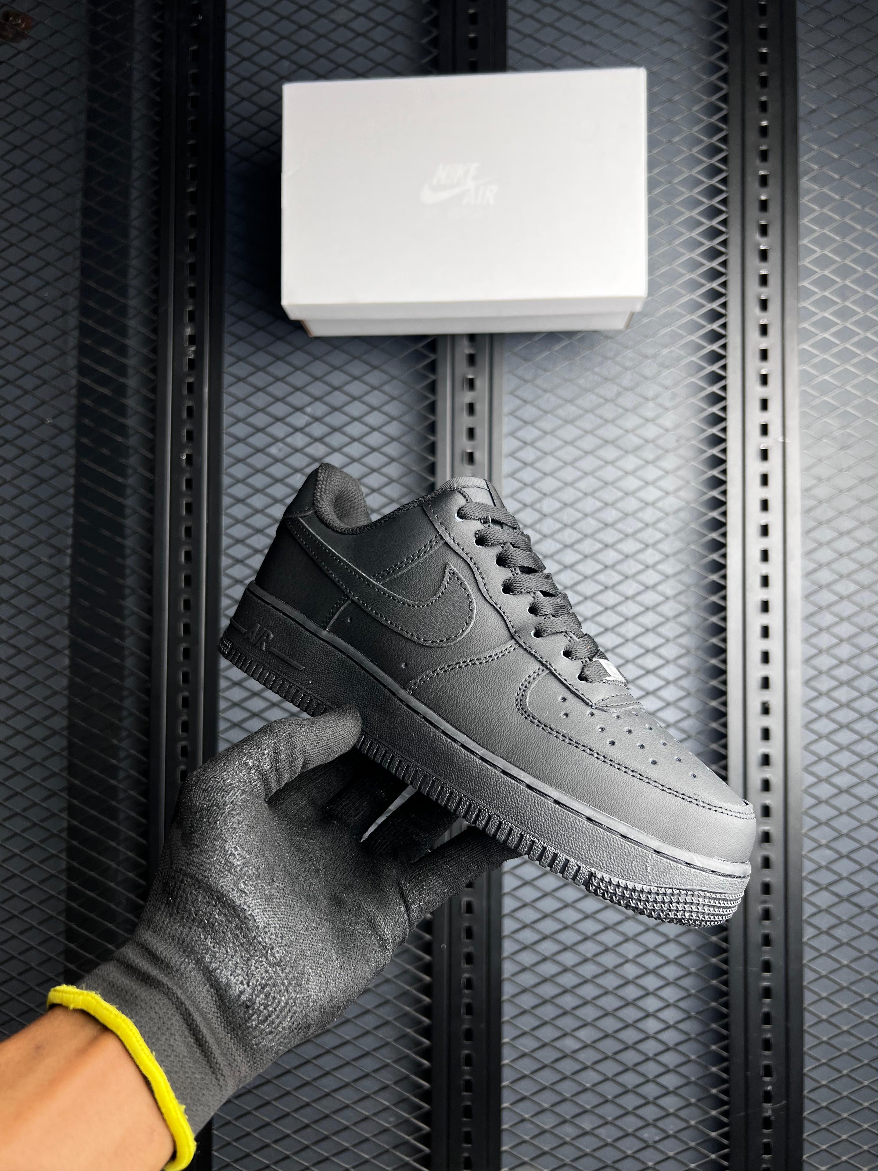 NIKE AIR FORCE 1 ‘07 TRIPLE BLACK